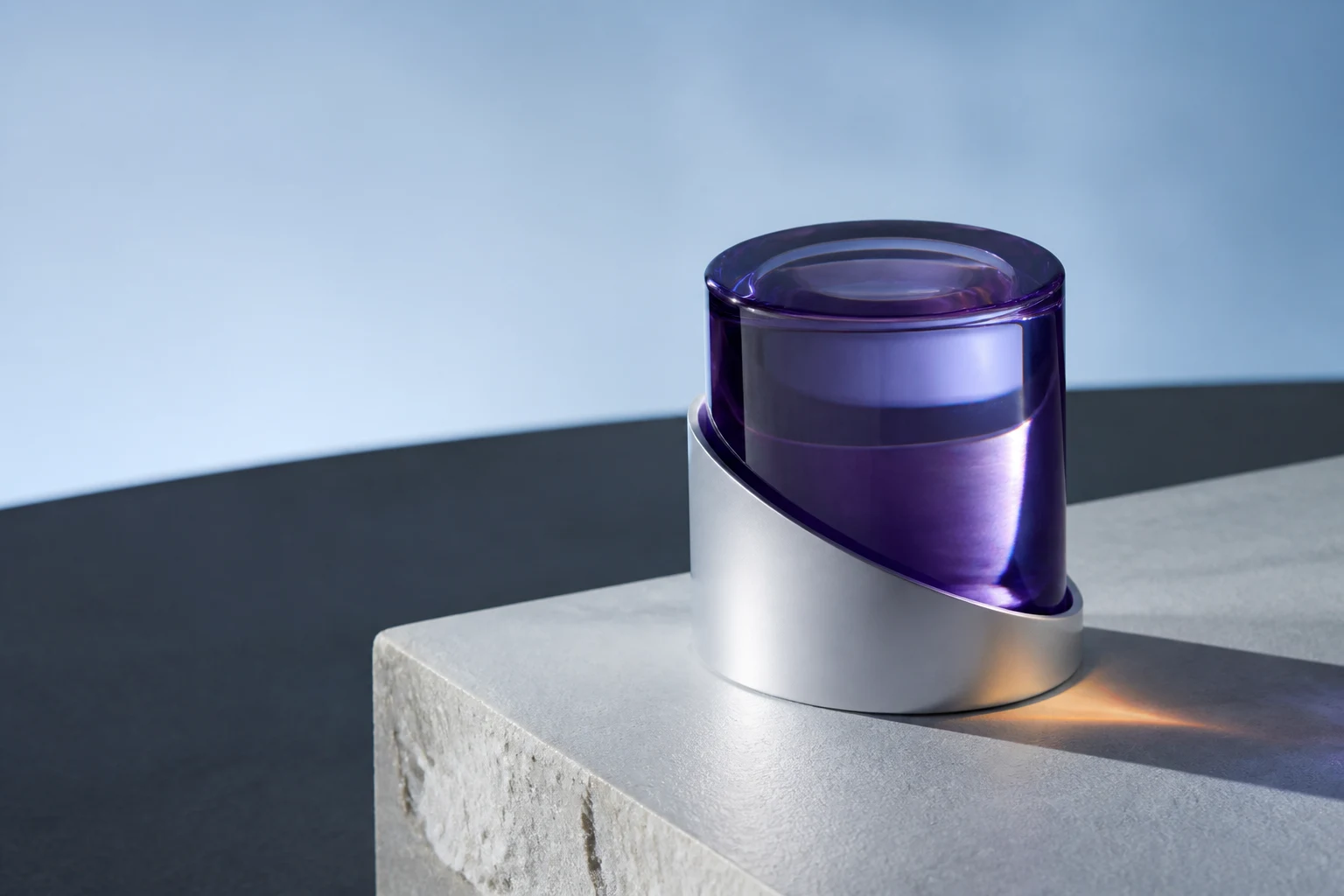 Violettes Glasobjekt in einem präzisen Produktstillleben
